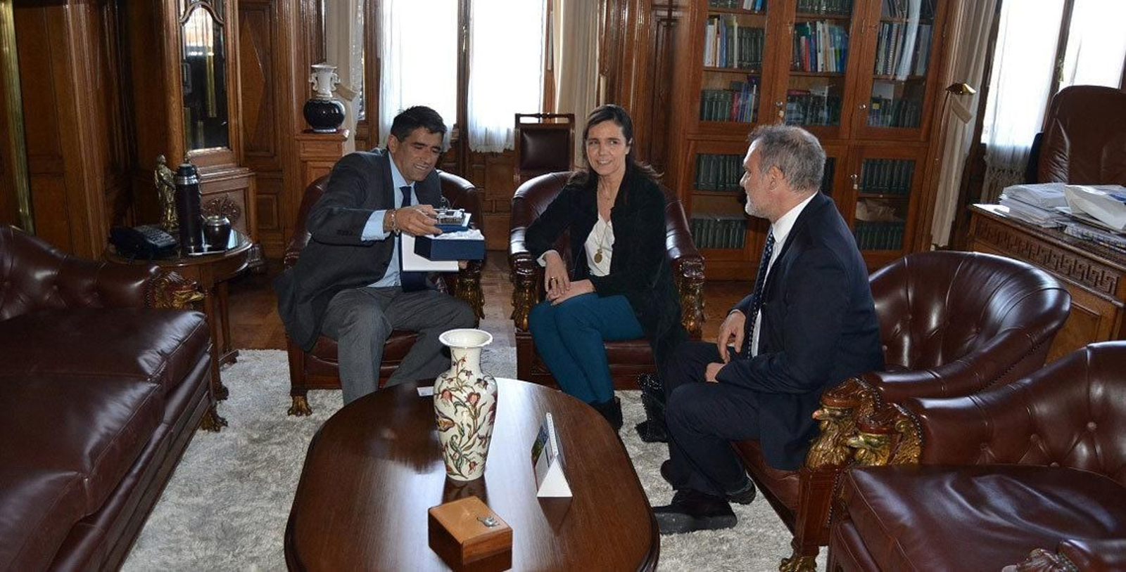 Pilar Rojo con el vicepresidente de la República del Uruguay y presidente del Senado, Raul Sendic; y con el presidente de la Cámara de Representantes, Alejandro Sánchez.