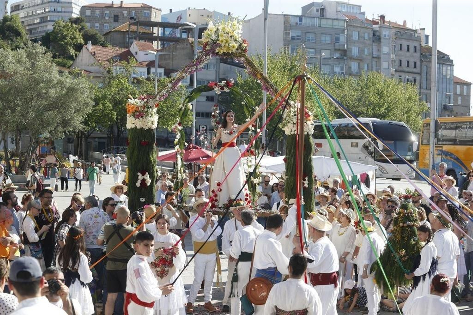A Primavera, triunfadora, atravesa a arcada vexetal realizada pola asociación do Casco Vello