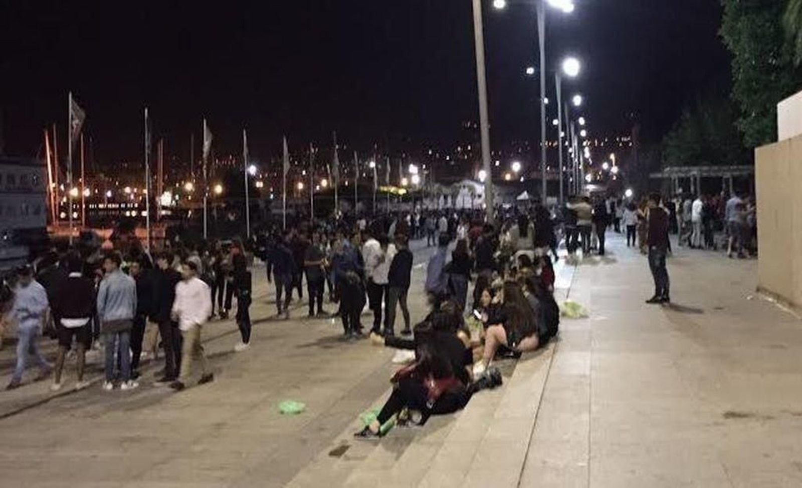 Imagen de uno de los botellones celebrados en el entorno de Montero Ríos este año.