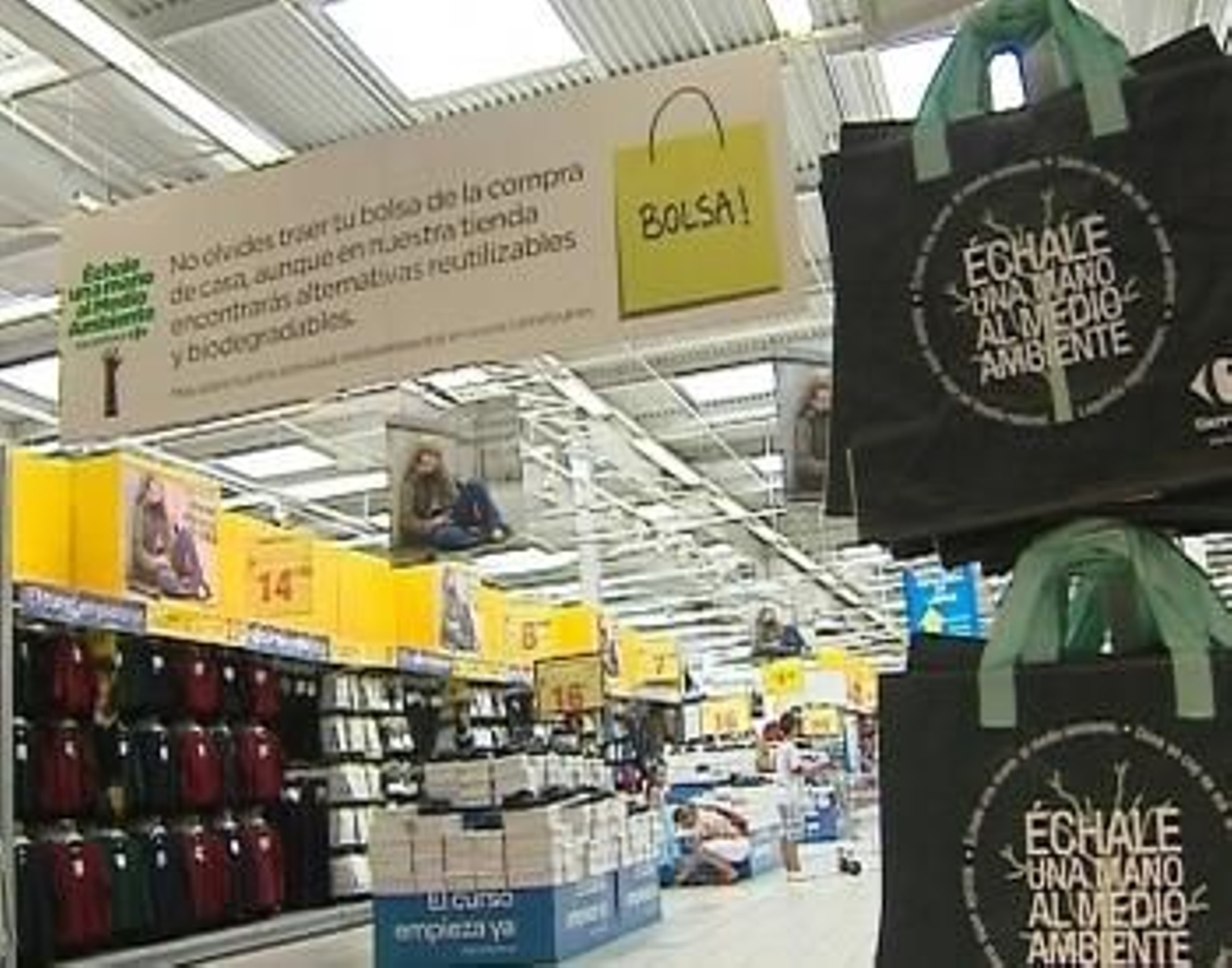 Imagen de televisión de las bolsas que serán repartidas gratuitamente en un principio. (Foto: EFE/TV)