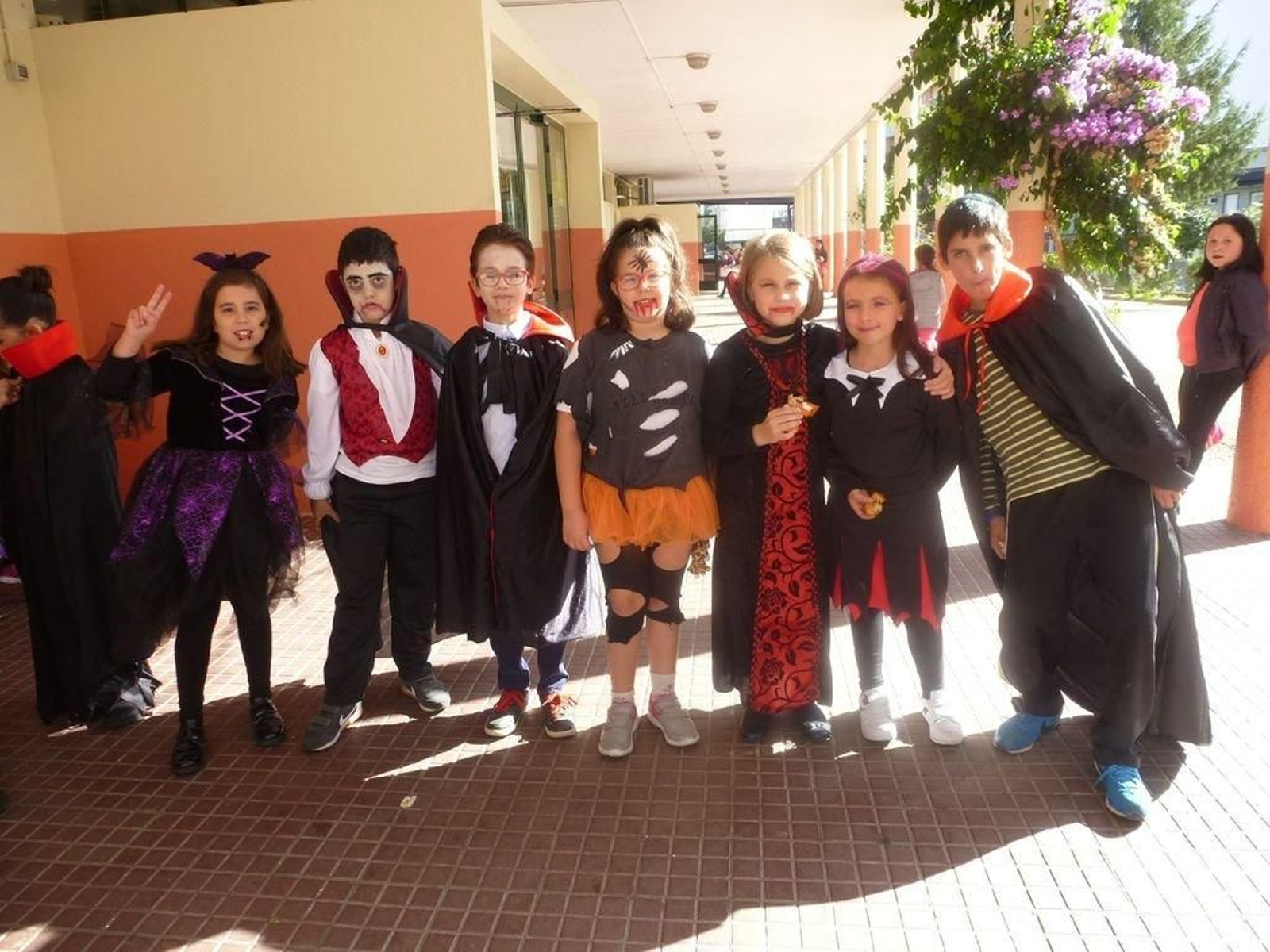 Escolares con los disfraces más típicos del Samain.