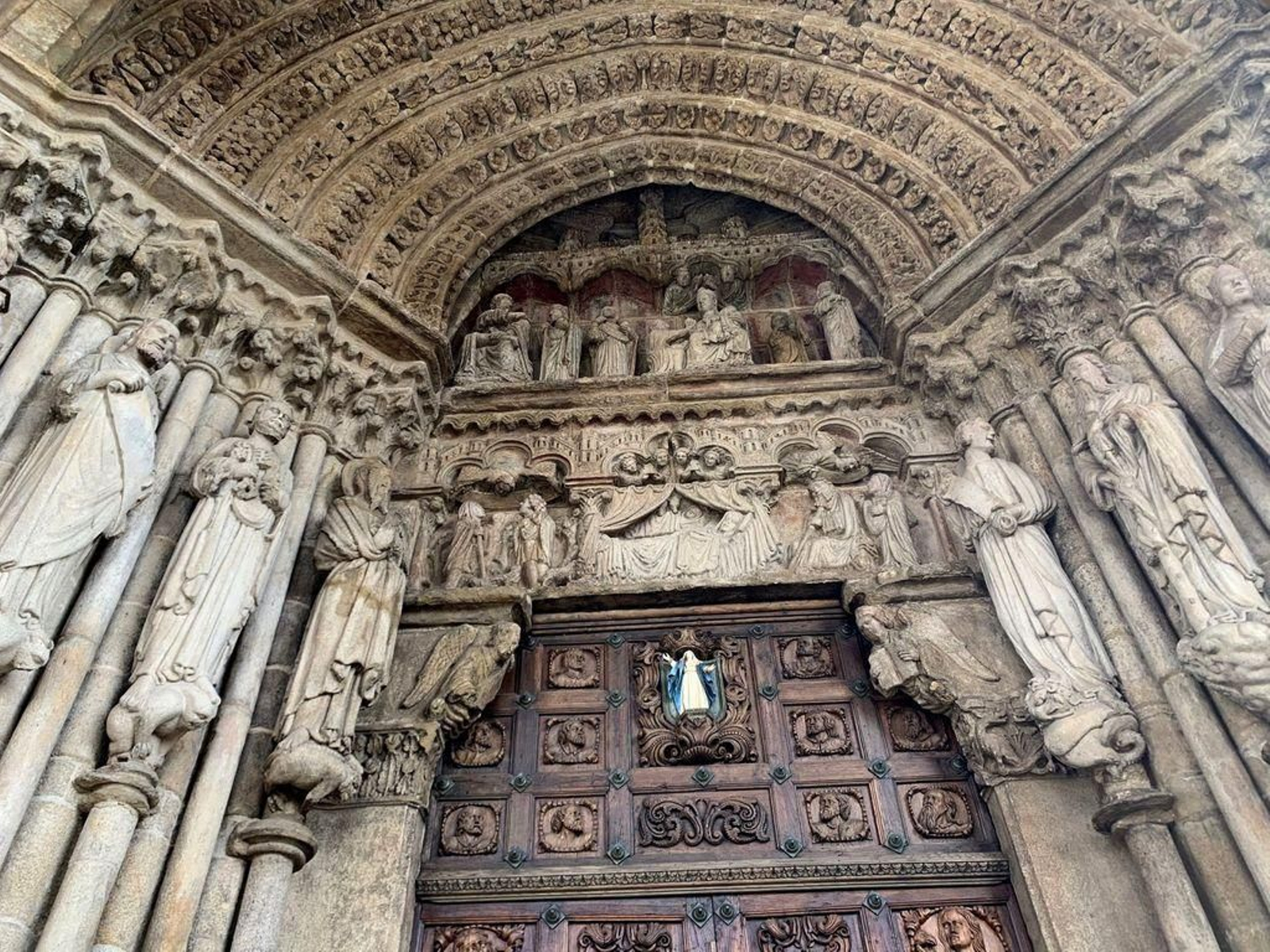La catedral fue consagrada a Santa María por el obispo Esteban Egea.