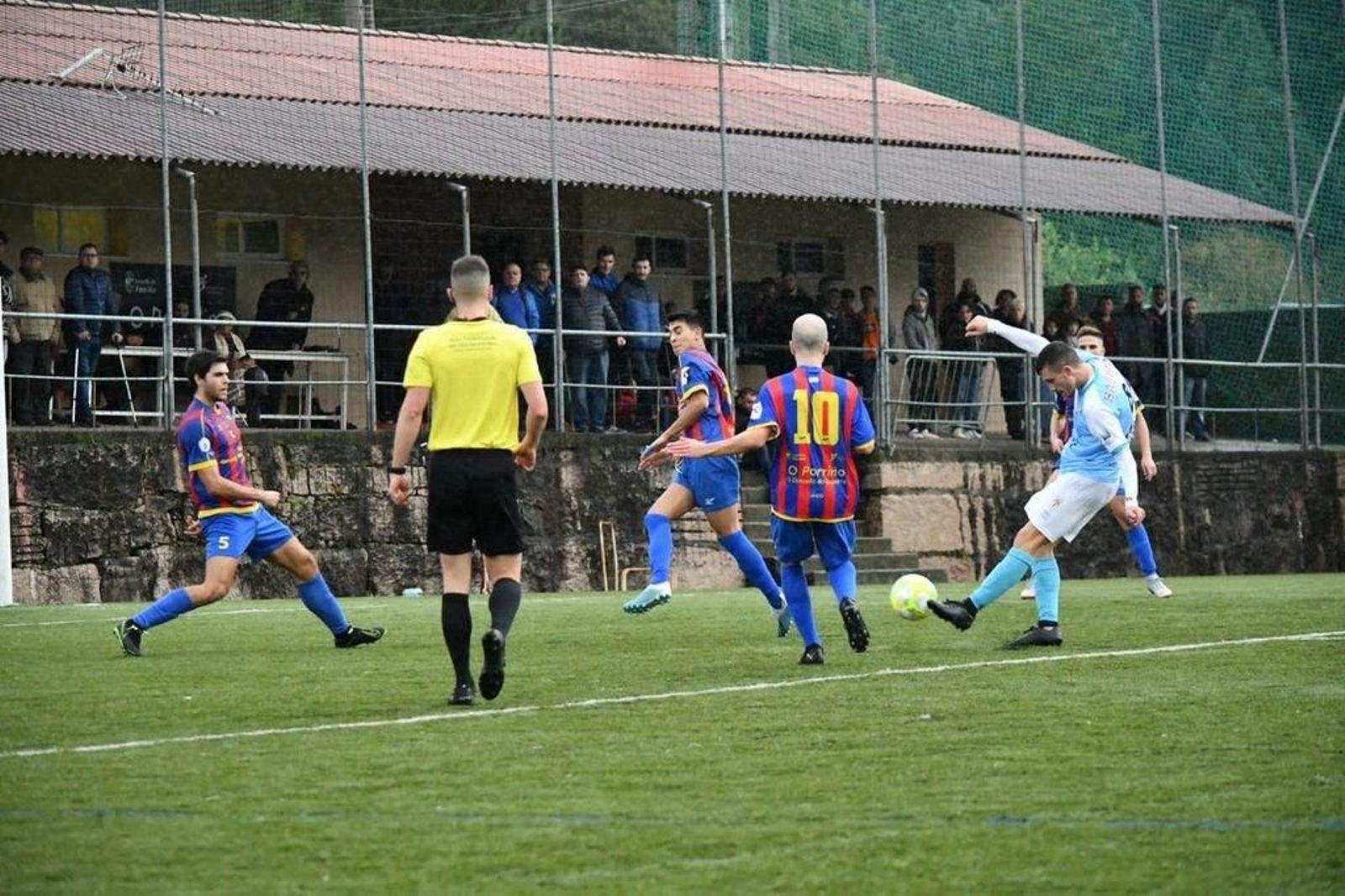 El ex del Rápido Pablo Antas chuta ayer a portería en San Campio.