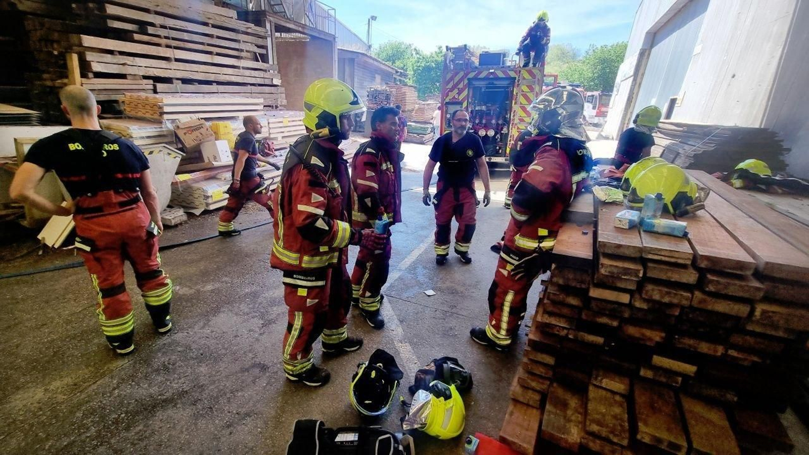 Bomberos de Vigo en la extinción de un incendio. // Vicente Alonso