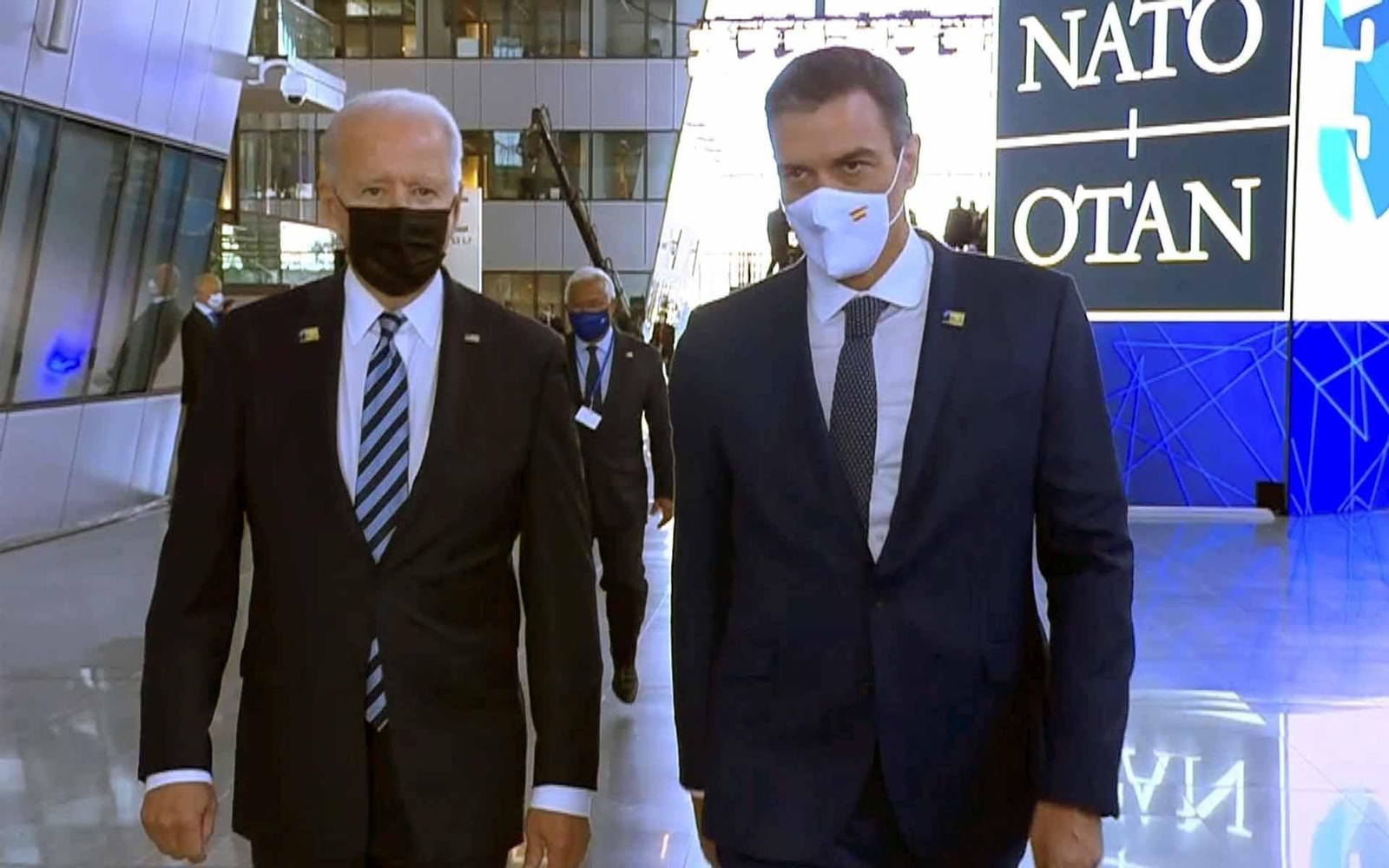 El presidente del Gobierno, Pedro Sánchez (d), junto al mandatario de Estados Unidos, Joe Biden. EFE/ POOL OTAN