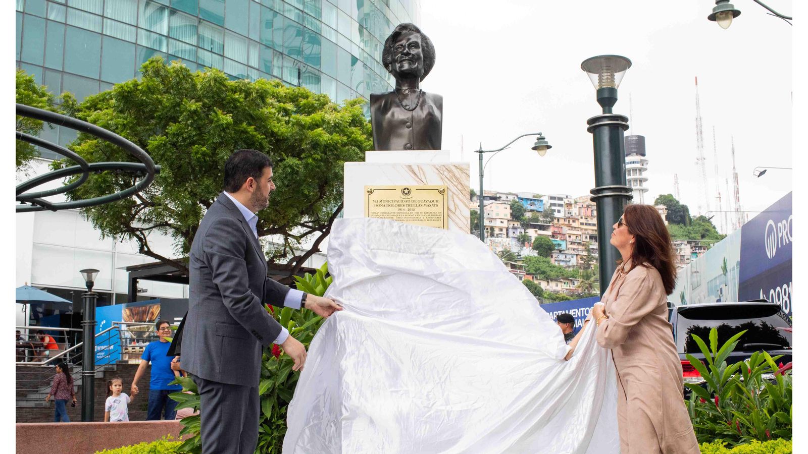 Fotografía cedida por el Municipio de Guayaquil que muestra el momento en que es develado el busto en honor a la española Dolores Trullás, en Guayaquil (Ecuador). EFE/MUNICIPIO DE GUAYAQUIL