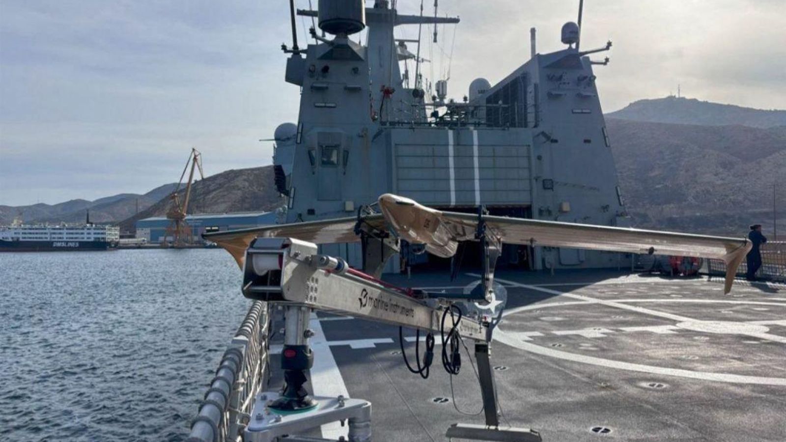 La Armada Española compró a Marine Instruments, de Nigrán, el dron M5D-Airfox diseñado y fabricado por la empresa gallega. El Ministerio de Defensa lo desplegó en el Golfo de Guinea para una misión de vigilancia.