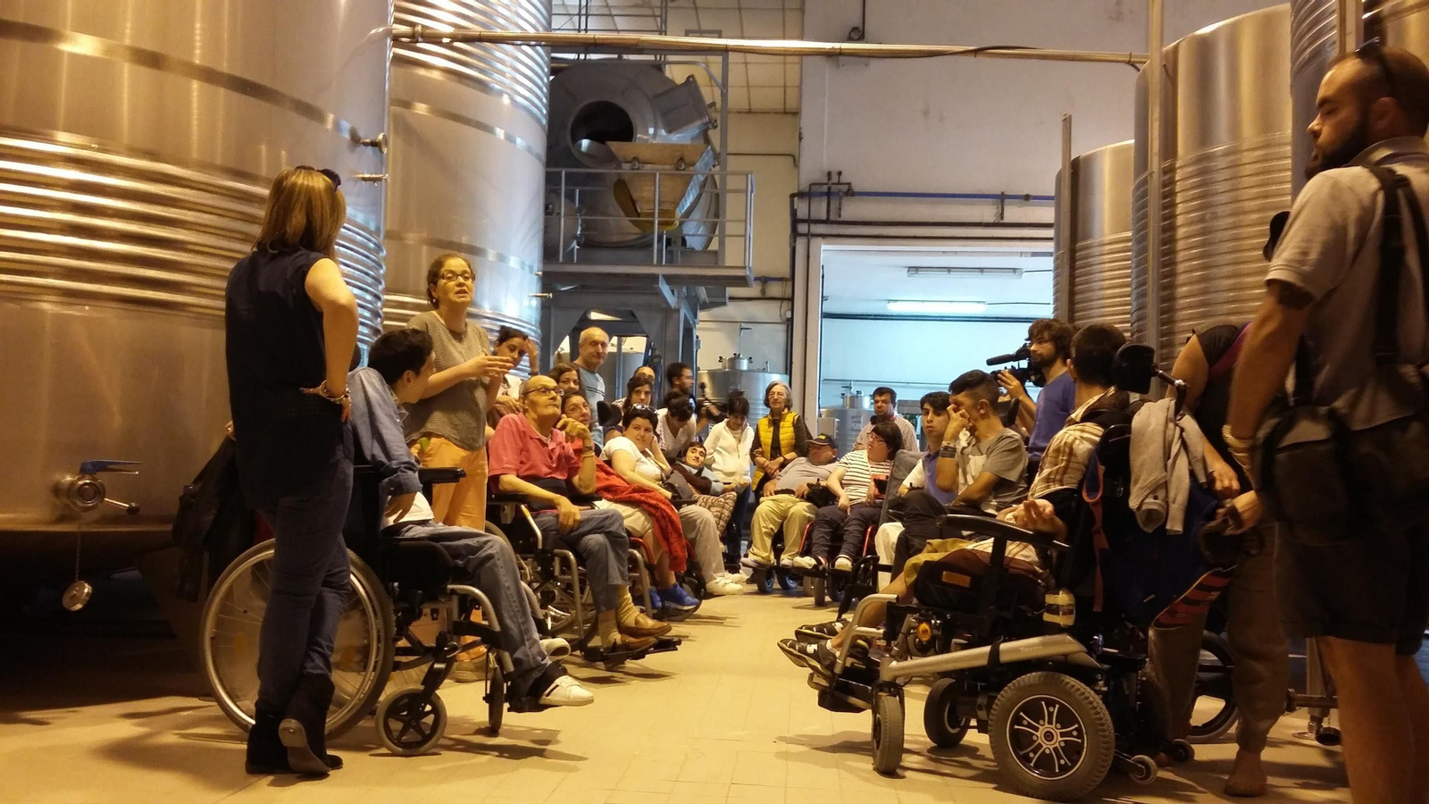 Usuarios de la asociación Apamp visitaron la bodega Granbazán, de Vilanova de Arousa.