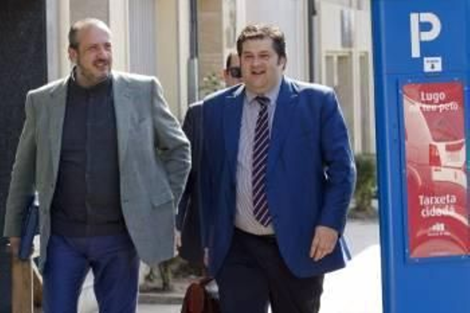 El empresario Jorge Dorribo (i) sale con uno de sus abogados durante el descanso para comer en una jornada en la que ha vuelto a declarar en la Operación Campeón (Foto: EFE)