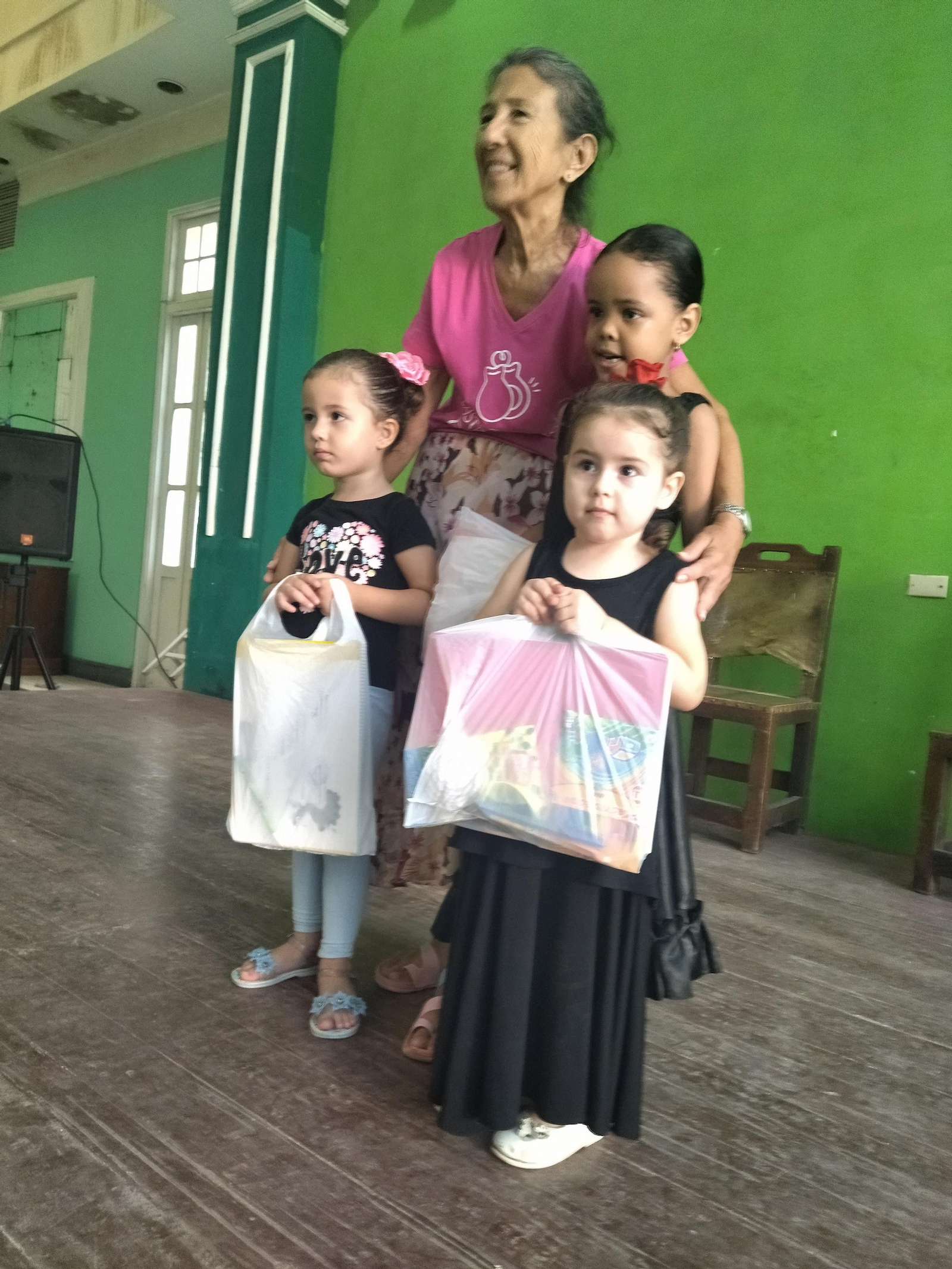 La profesora y directora del cuerpo de baile del Centro Andaluz de La Habana, con dos pequeñas