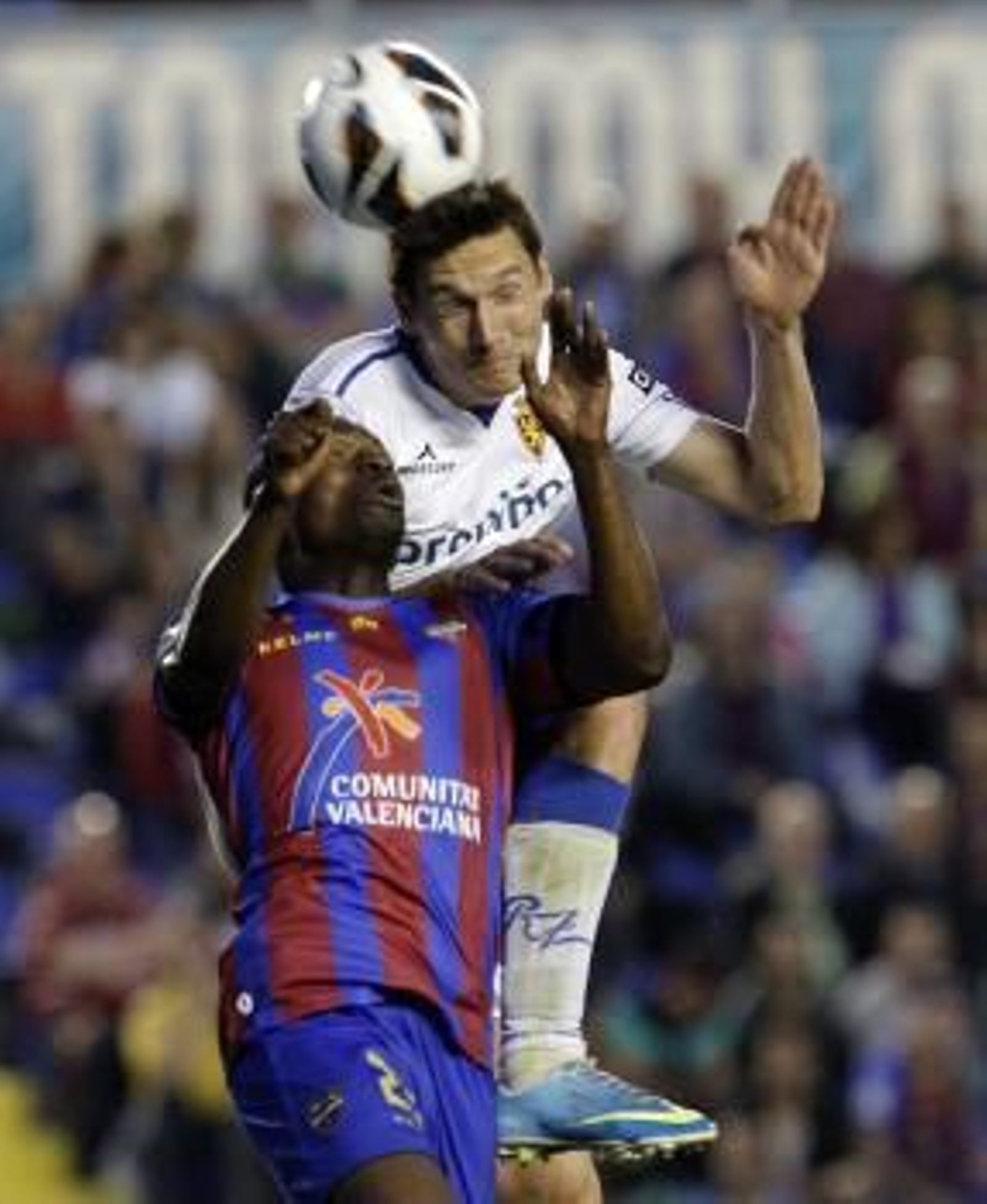 Pintér discute un balón aéreo con Diop, que acabaría expulsado.