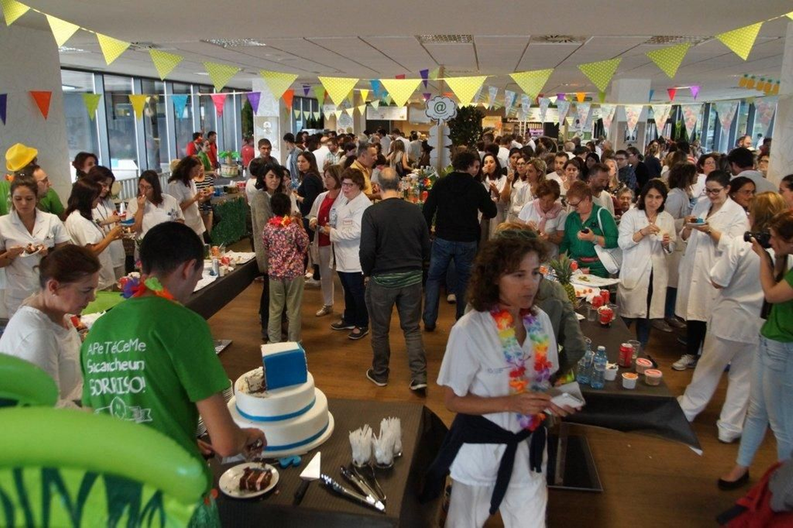 Fiesta hawaiana en el hospital Alvaro Cunqueiro Foto  Vicente Alonso 08