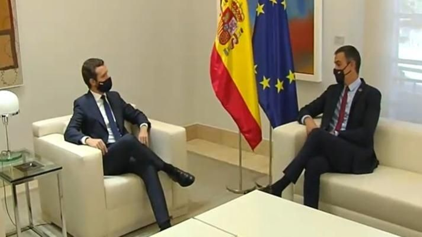 Sánchez recibe a Casado en la Moncloa para la primera reunión de su ronda de contactos con la oposición