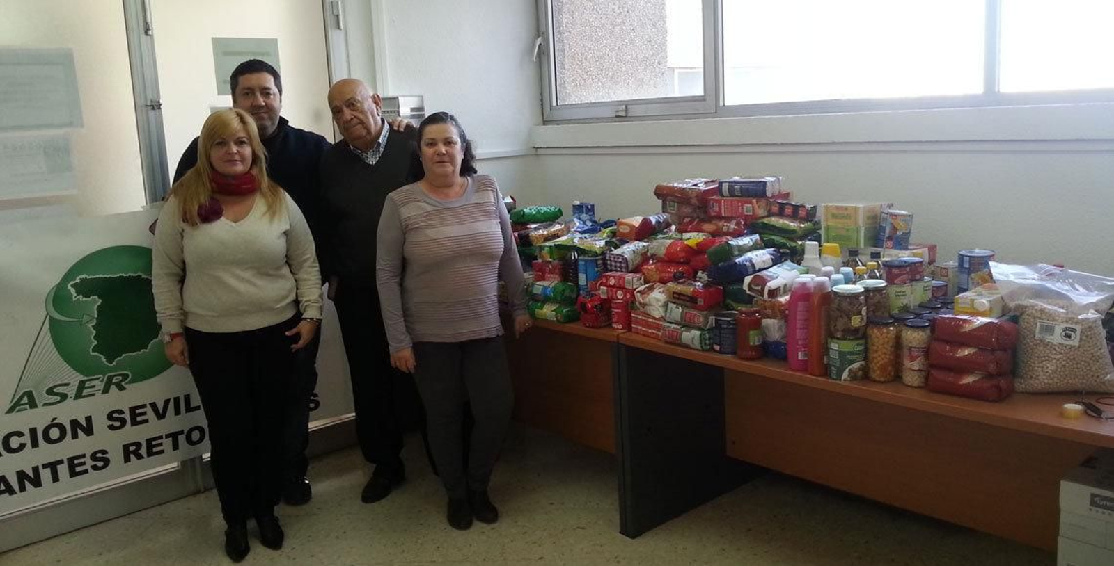 Representantes de ASER con los alimentos recaudados en la campaña navideña.