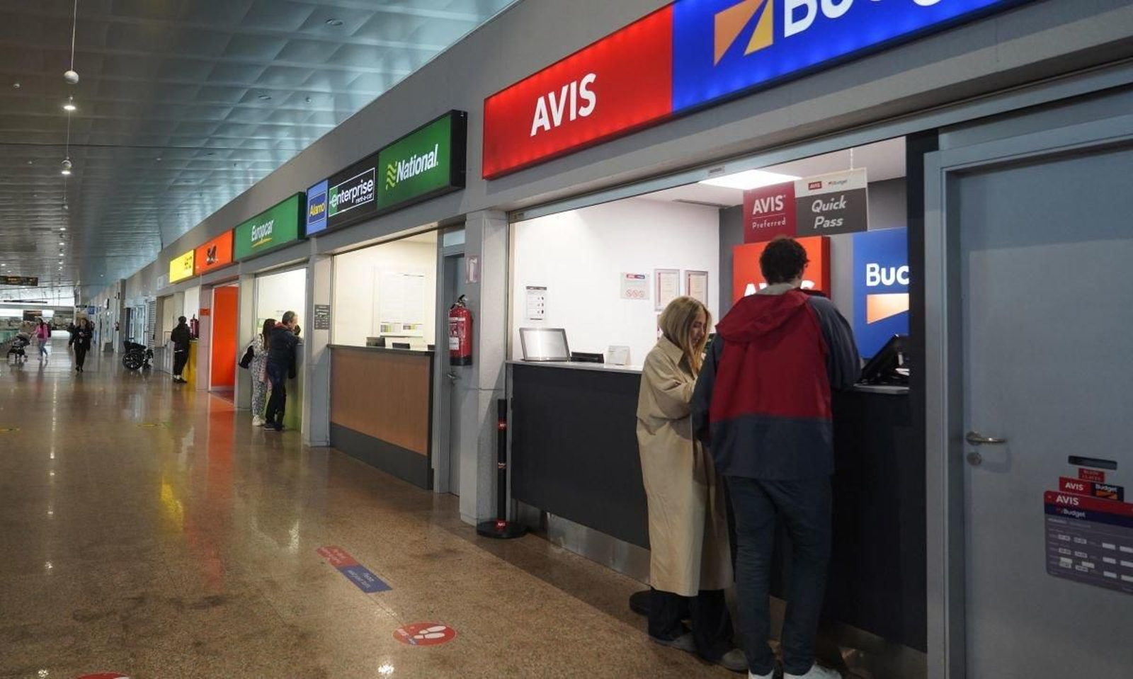 El interior de la terminal de Peinador, ayer, todavía con actividad en el alquiler de coches.