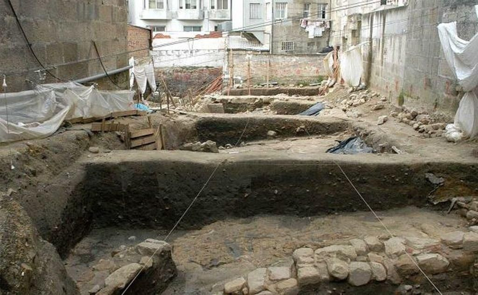 Los depósitos de salazón, quizá para "garum", hallados en Marqués de Valladares.