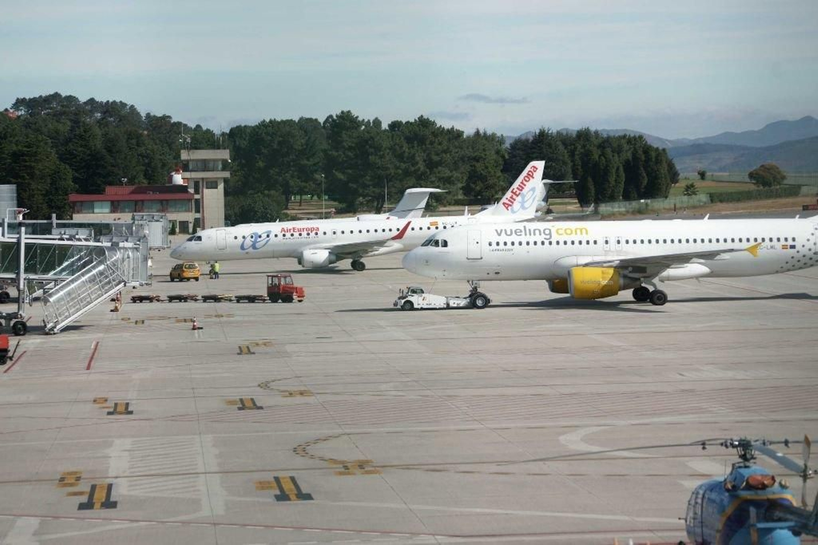 Aviones de Vueling y Air Europa sobre la pista de Peinador