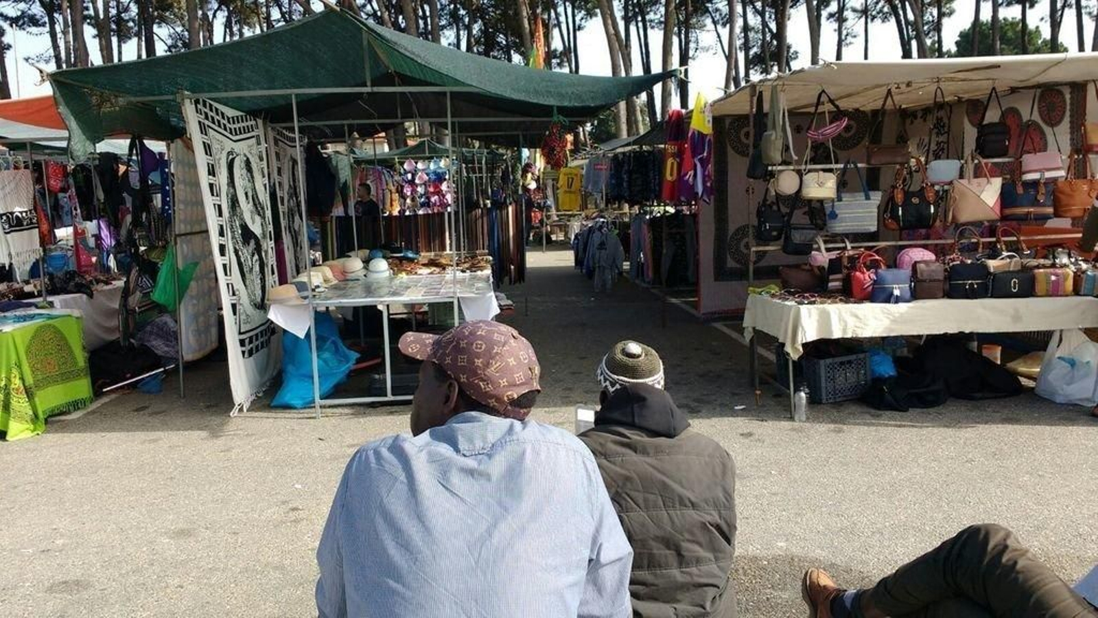 Inmigrantes africanos en las ferias viguesas. Un total de 162 africanos de Vigo y la provincia lograron el pasado año la nacionalidad española.