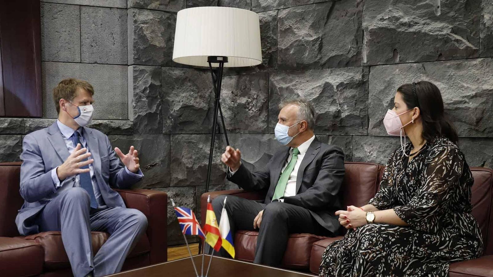 El presidente de Canarias, Ángel Víctor Torres, con el embajador de Reino Unido en España, Hugh Elliott y la vicecónsul en Tenerife, Helen Keating