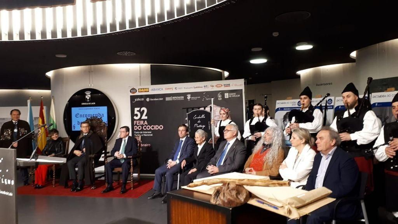 El presidente de la Xunta, Alberto Núñez Feijóo, presidió el acto de nombramiento de los siete nuevos comendadores del cocido de Lalín.