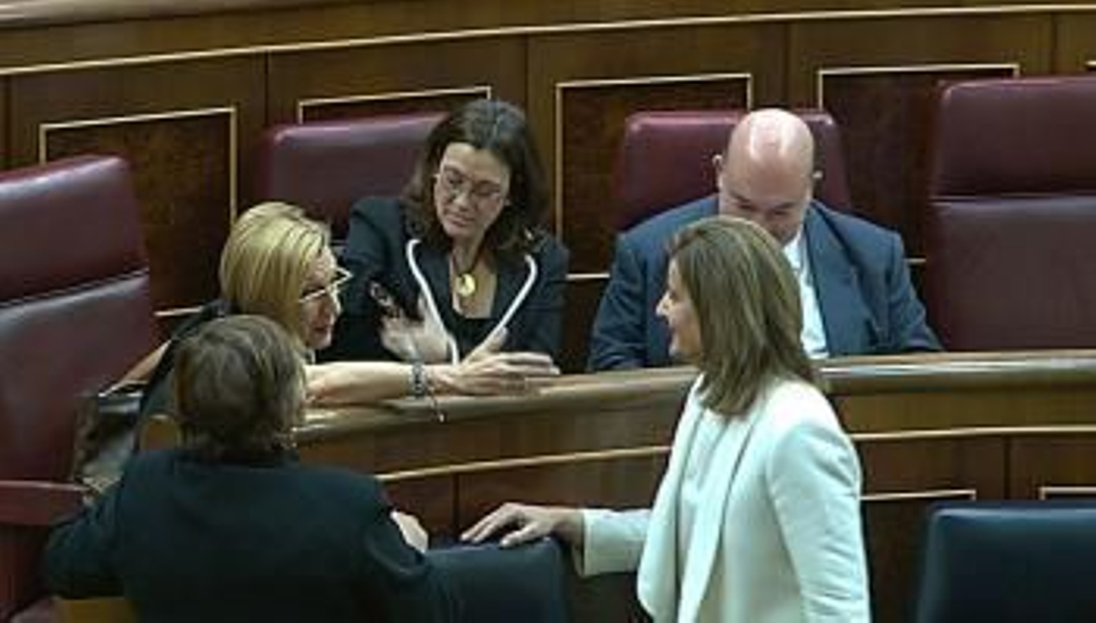 La ministra de Empleo y Seguridad Social, Fátima Báñez (2d), conversa con la líder de UPyD, Rosa Díez (2i), en presencia de la portavoz parlamentaria socialista, Soraya Rodríguez (3i), y del diputado del PNV, Emilio Olabarría (d), durante el pleno celebra