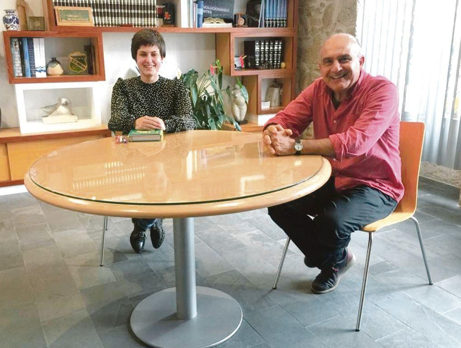 La alcaldesa Ánxela Fernández con el nuevo edil, Ramón Fernández.