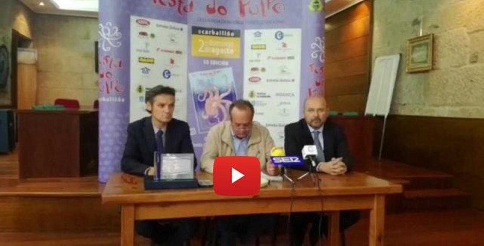 En la imagen por la izquierda Sechu Pastoriza, director de La Región, el alcalde de O Carballiño, Francisco Fumega y el director de Marketing del mismo diario, Manuel Ledesma.