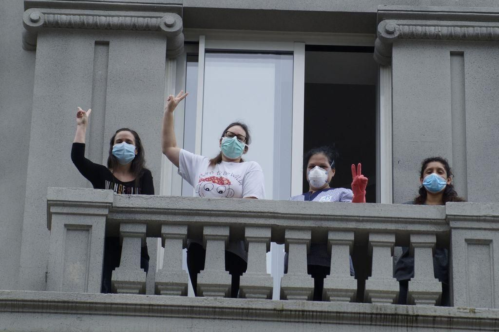Las sanitarias saludan desde el balcón de la sede del Celta que se les dio refugio temporal.