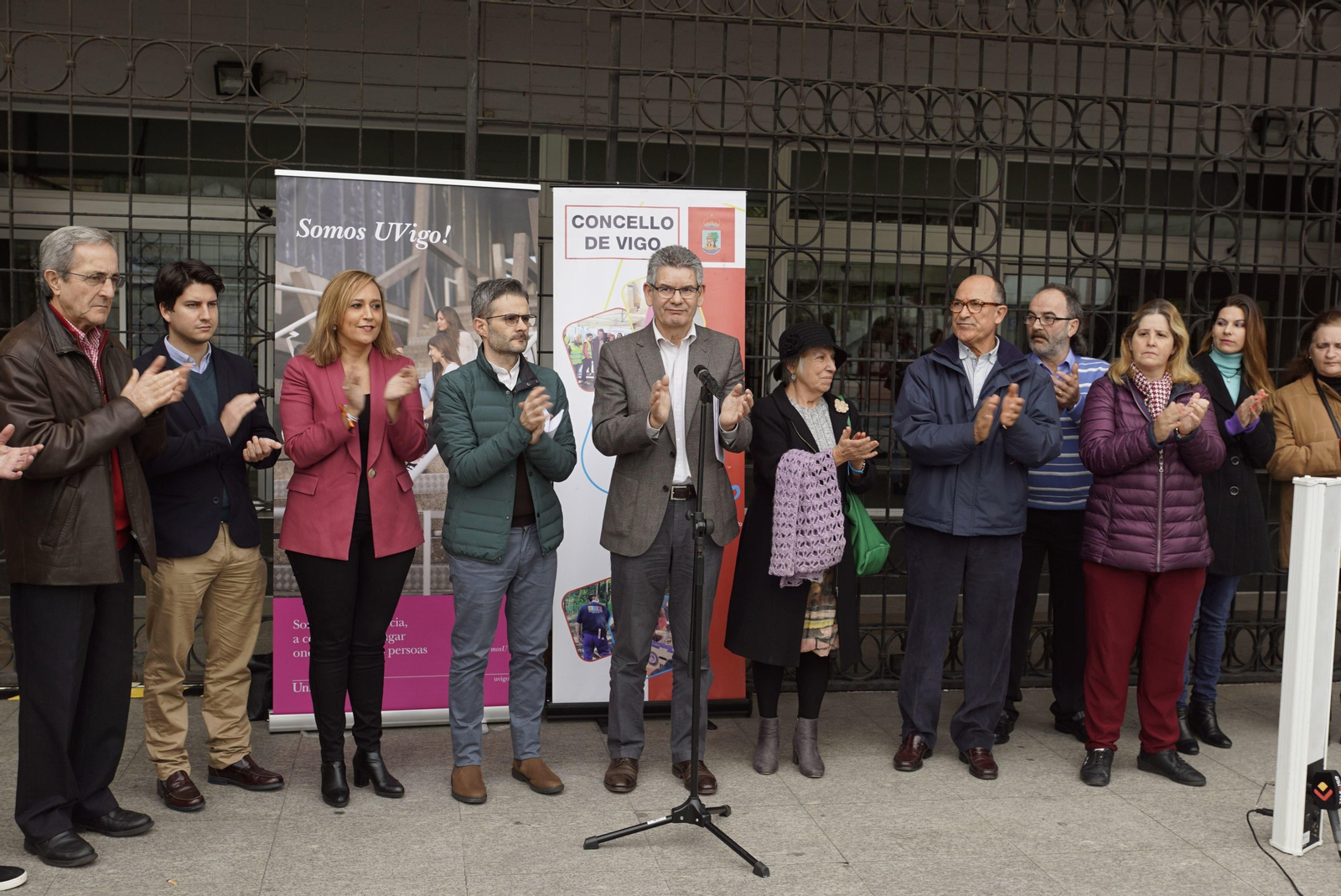 Santos Héctor y Xosé Mahou leyeron el manifiesto del Día Internacional del Voluntariado.