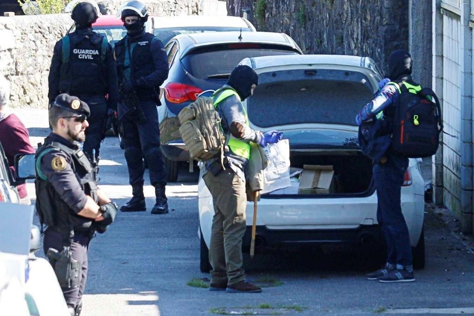 Los agentes se incautaron de numerosa documentación en la casa.