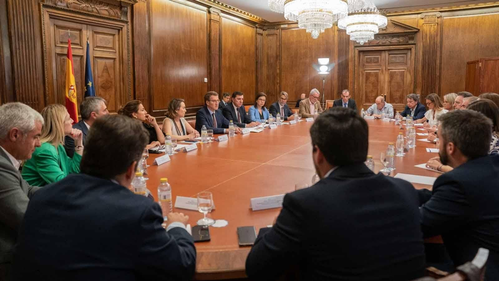 El presidente del PP, Alberto Núñez Feijóo, se ha reunido en el Congreso de los Diputados con casi una veintena de asociaciones de víctimas del terrorismo para reivindicar el espíritu de Ermua cuando se cumple el XXV aniversario del asesinato de Miguel Angel Blanco.EFE/PP