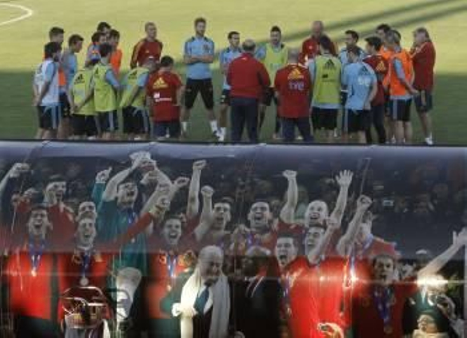 Del Bosque charla con sus jugadores durante el entreno. (Foto: KIKO HUESCA)