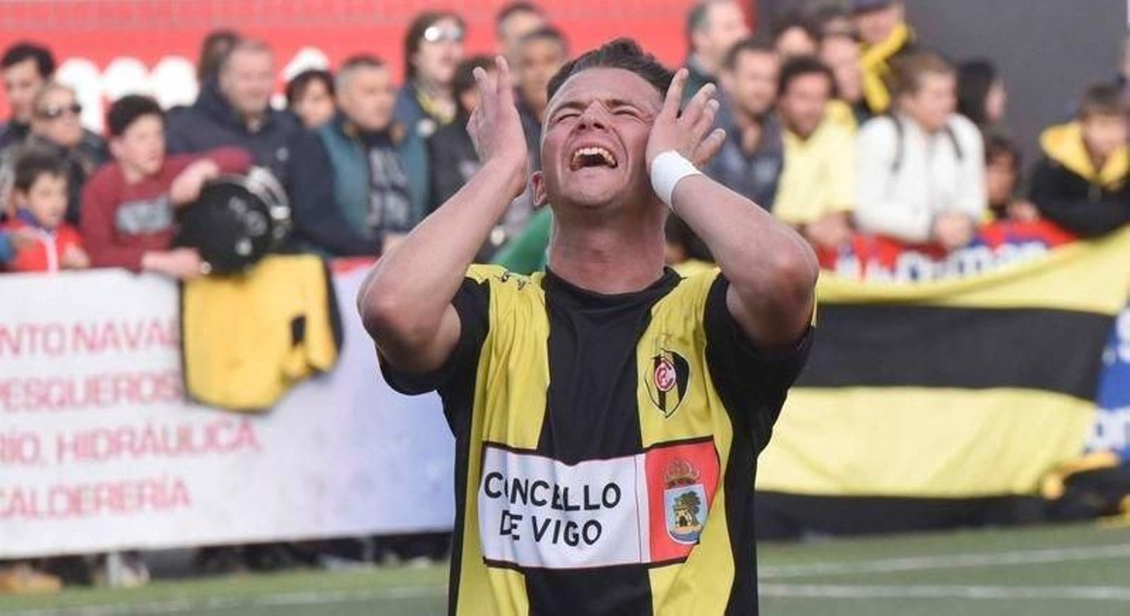 Javi Sánchez, que entró en la segunda mitad para dar un impulso extra al Rápido, se lamenta en la viva imagen de la desesperación del conjunto boucense,  que no pudo culminar su histórica temporada con el billete a la promoción.