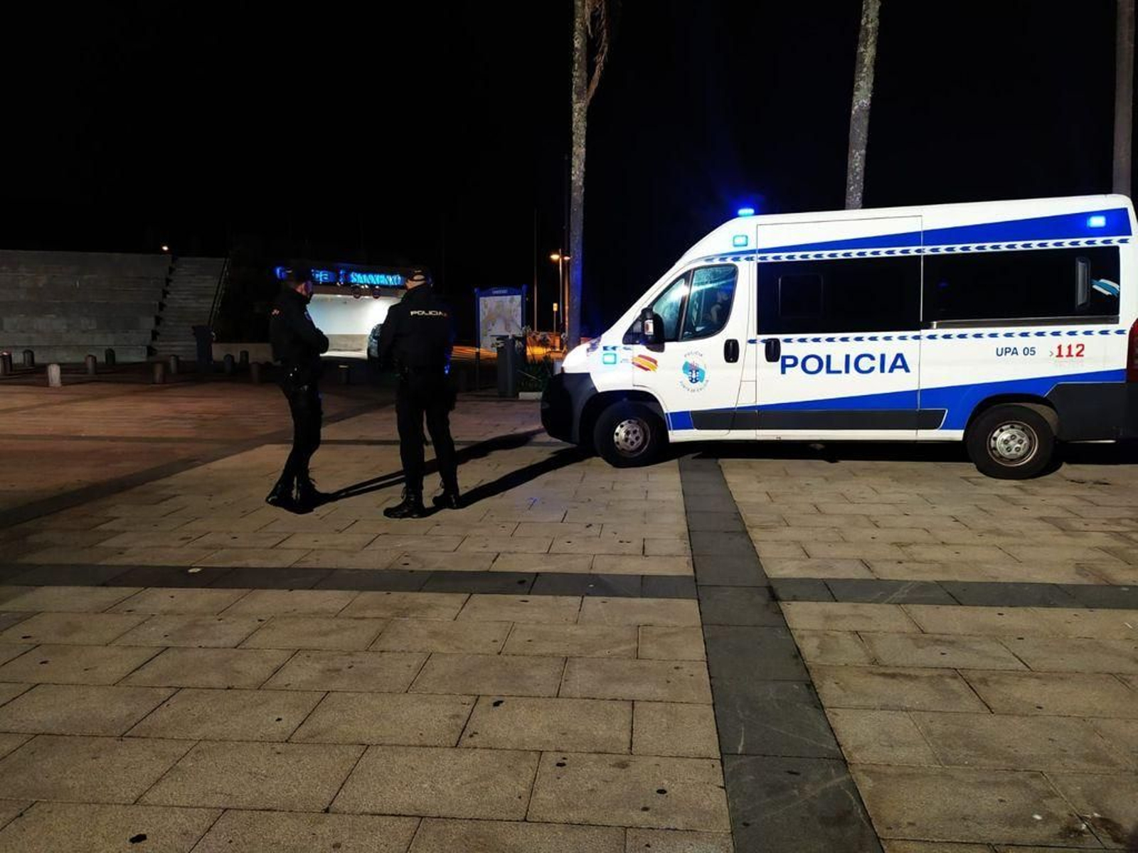 Agentes de la Policía Autonómica en misión de control de las medidas sobre el coronavirus.