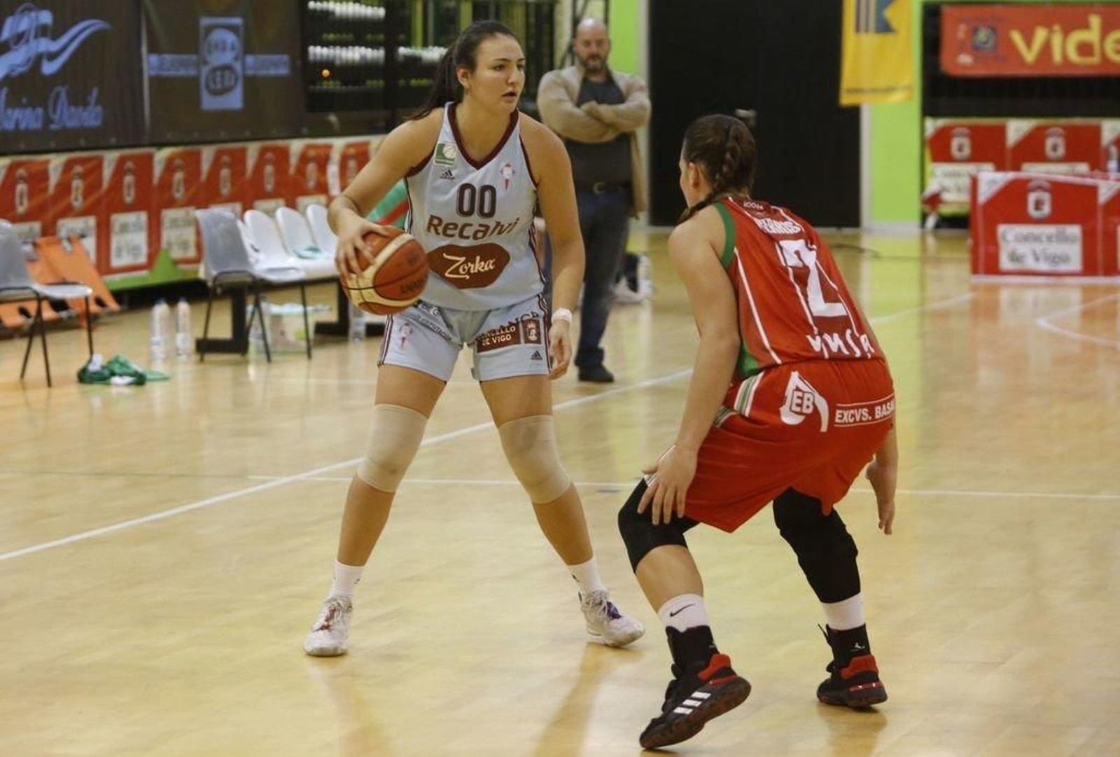 Ainhoa Lacorzana, una de las destacadas ayer en el Celta, busca un pase ante Peyton Ferris.