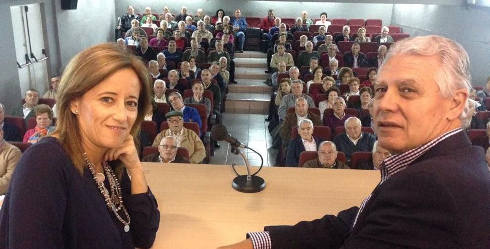 A la izquierda Eva Foncubierta, durante una de las charlas con el colectivo de retornados.