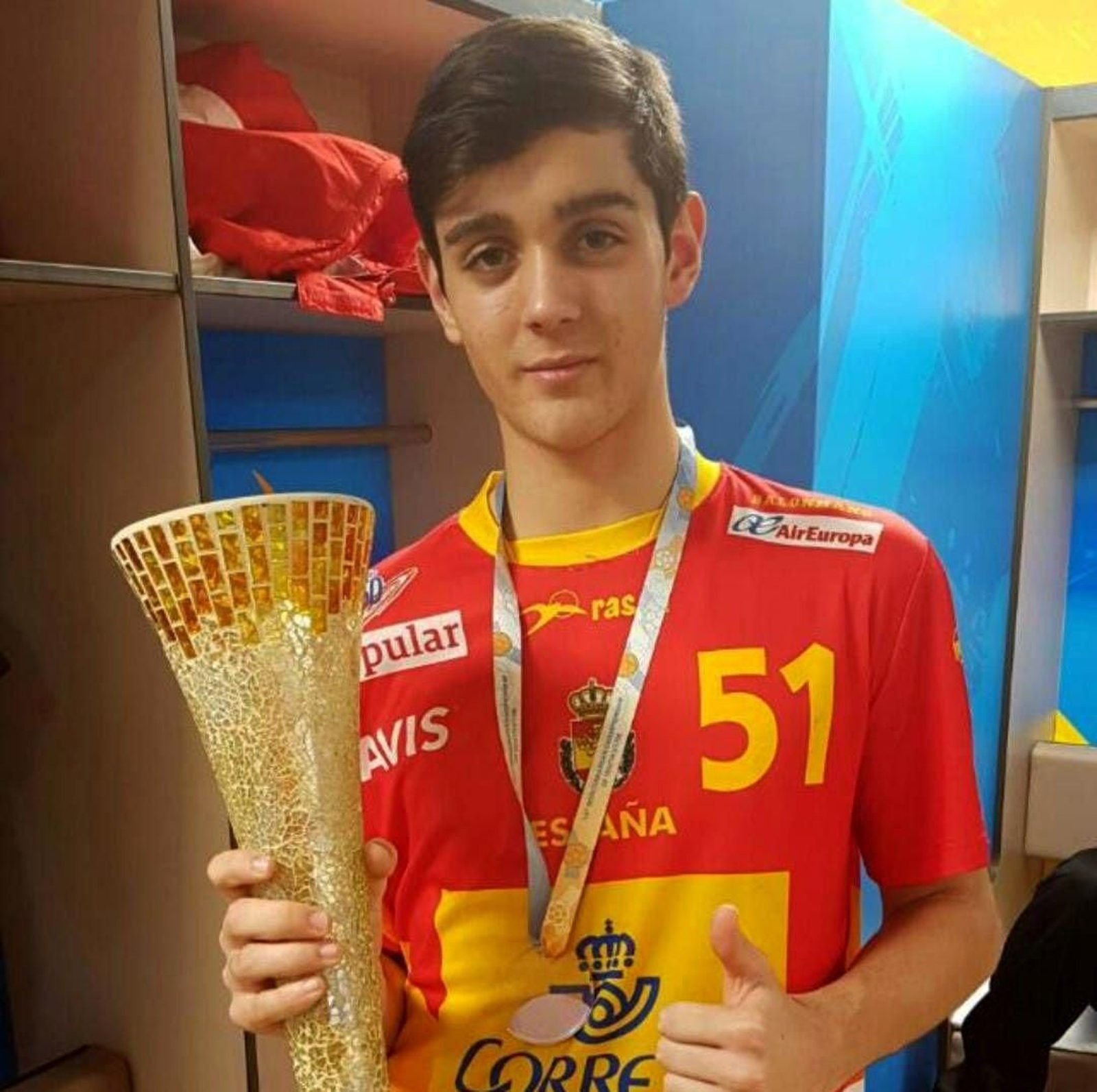 Rubén Fernández posa con uno de los trofeos conquistados este año.
