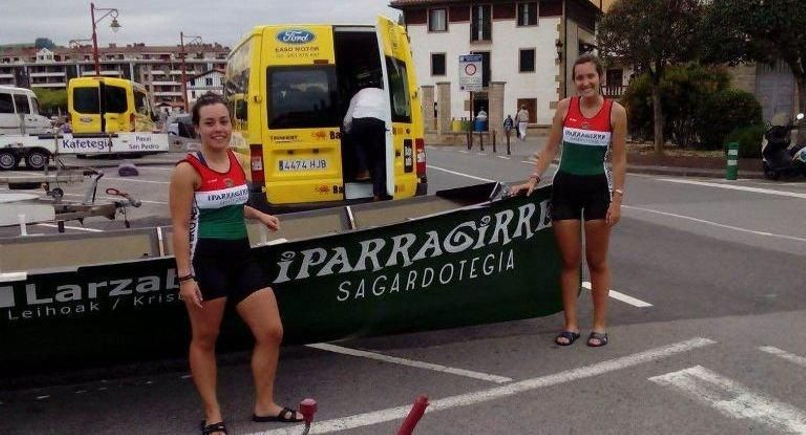 María Álvarez e Rita Rodríguez, coa traiñeira de Hernani no Campionato de Gipuzkoa.