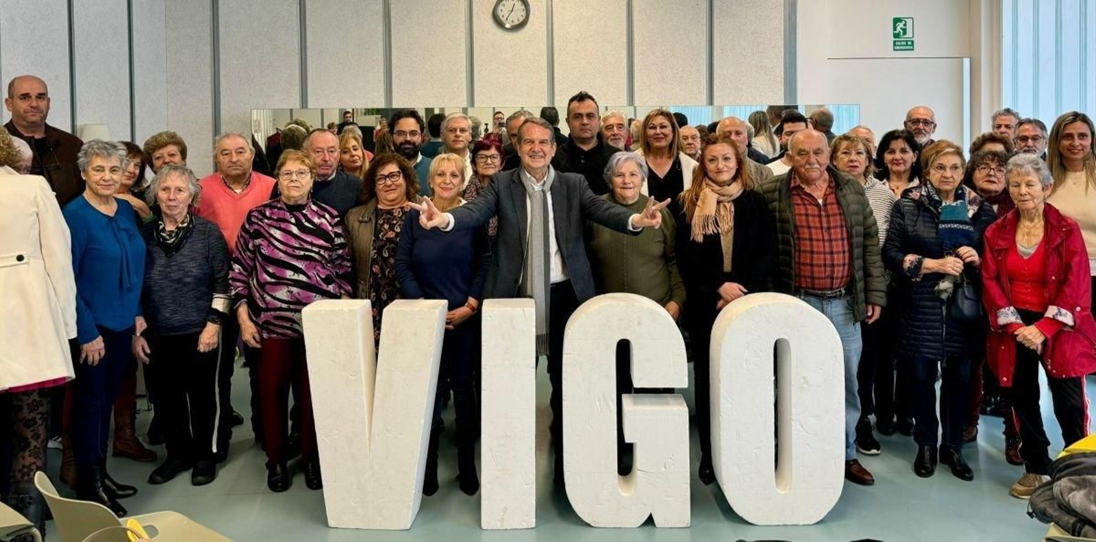Abel Caballero, na foto de familia con membros do tecido asociacionista da cidade.