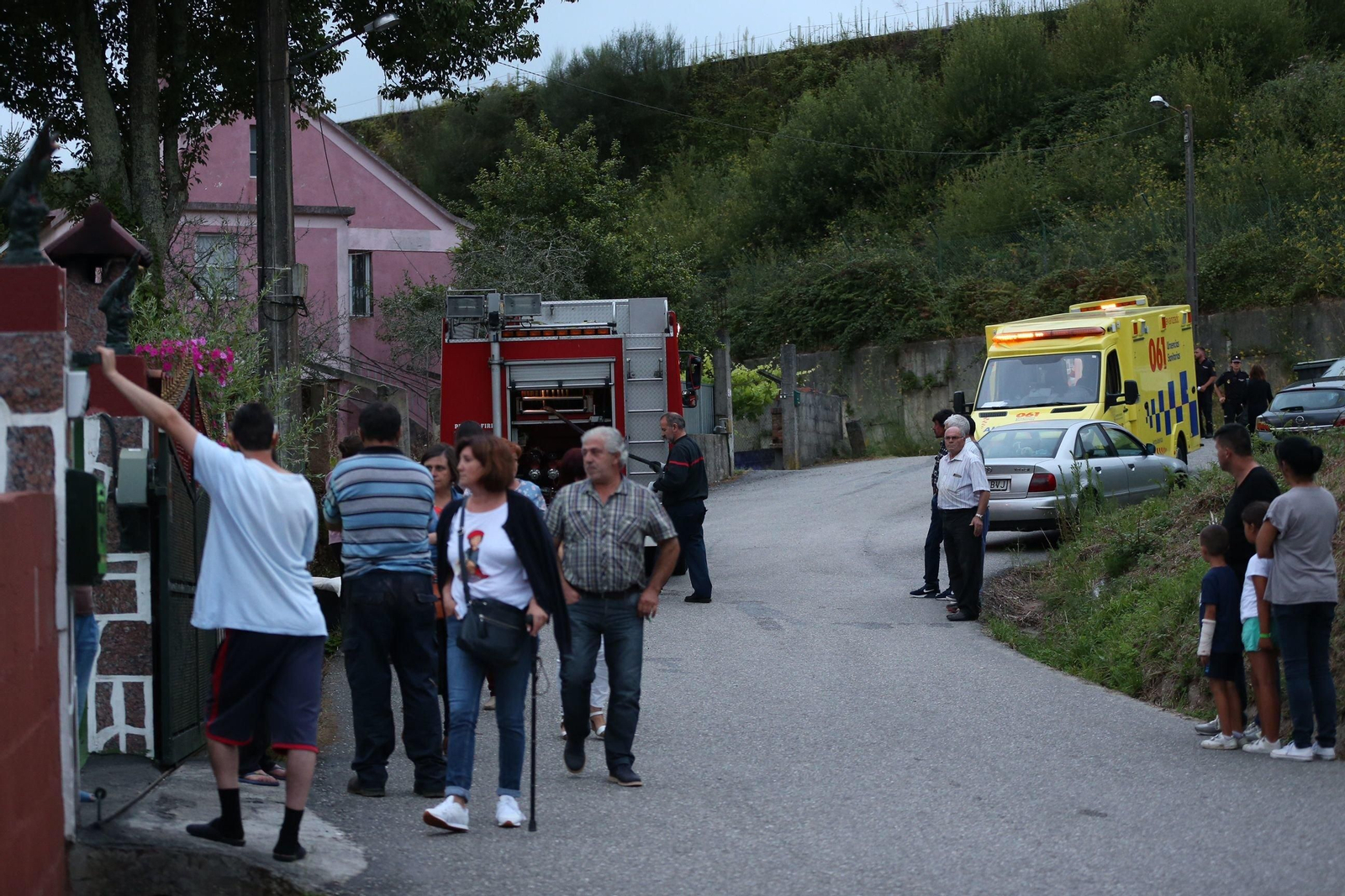 Sanitarios y efectivos de bomberos y policías, ayer en la zona.