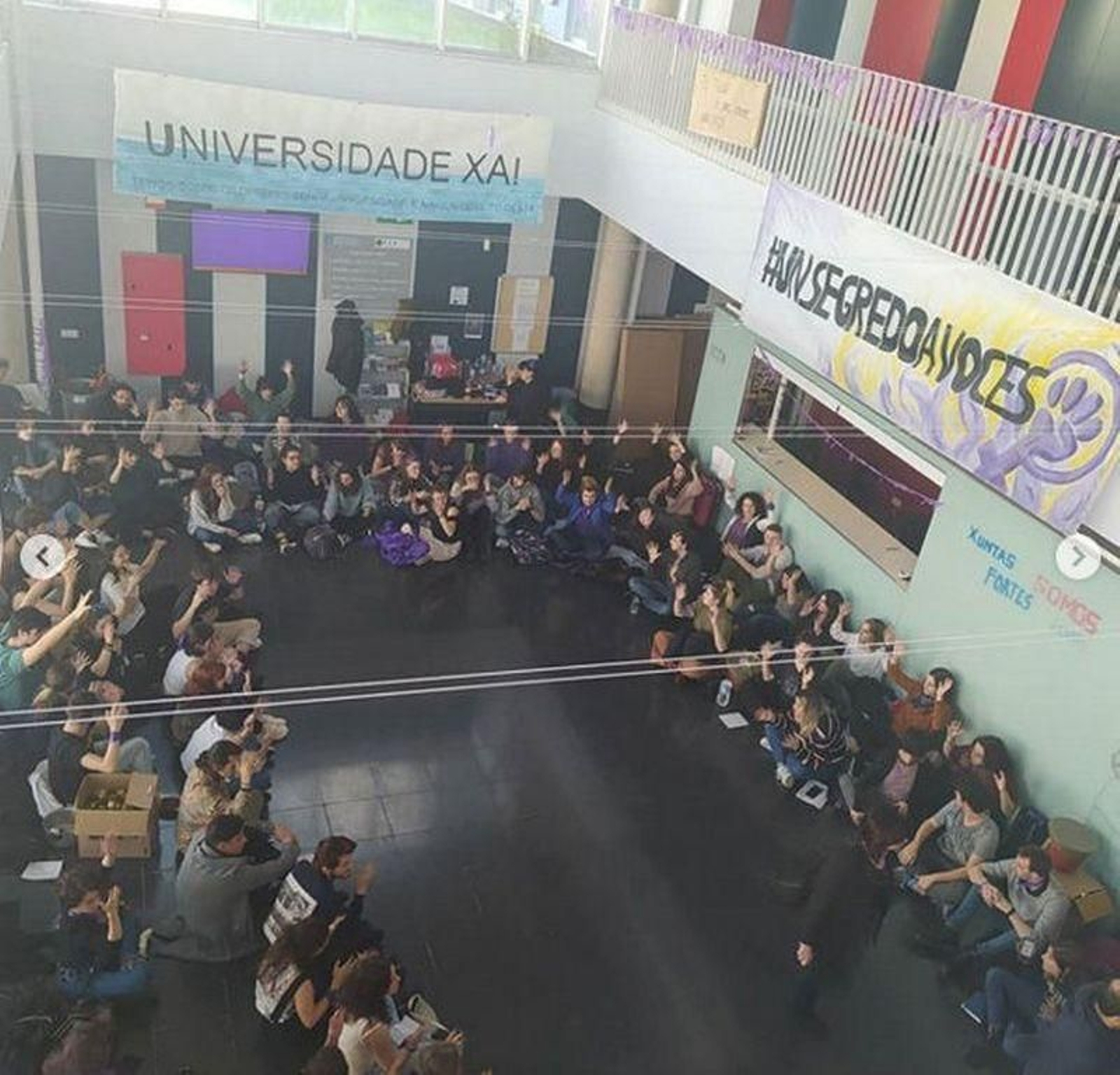 Protesta ayer de alumnos y profesoras en la Escuela.