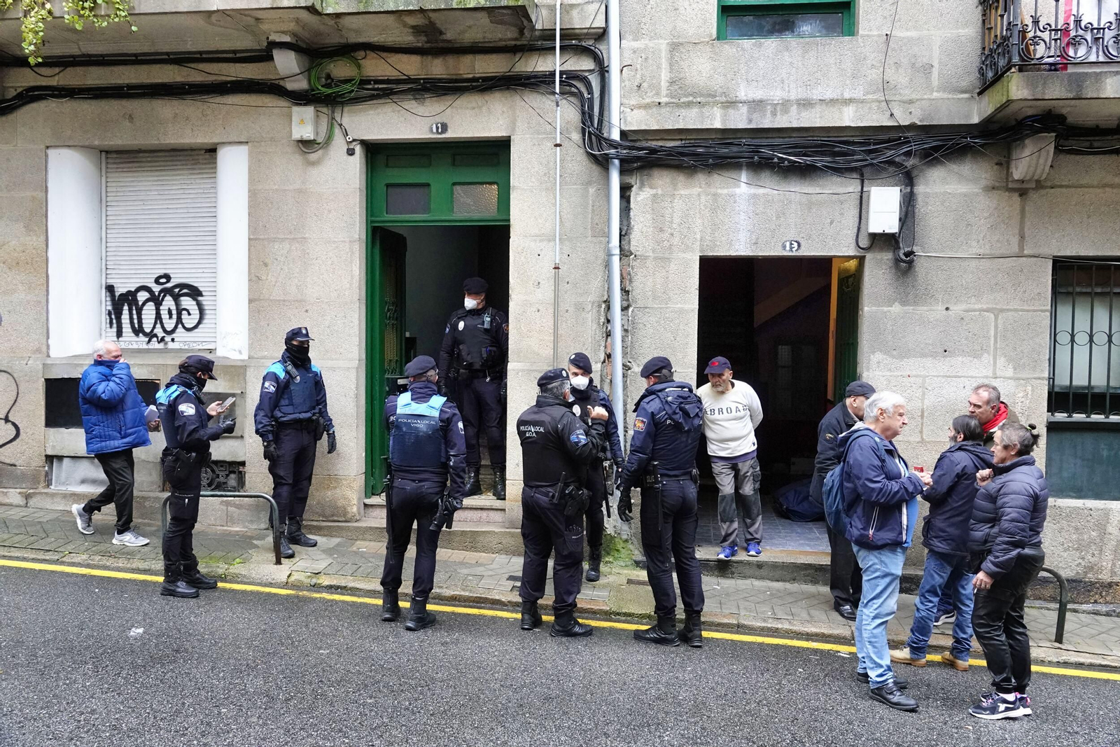 Agentes de la Policía Local de Vigo controlando las entradas de los edificios 11 y 13 de la calle Fisterra durante el desalojo de los inquilinos.