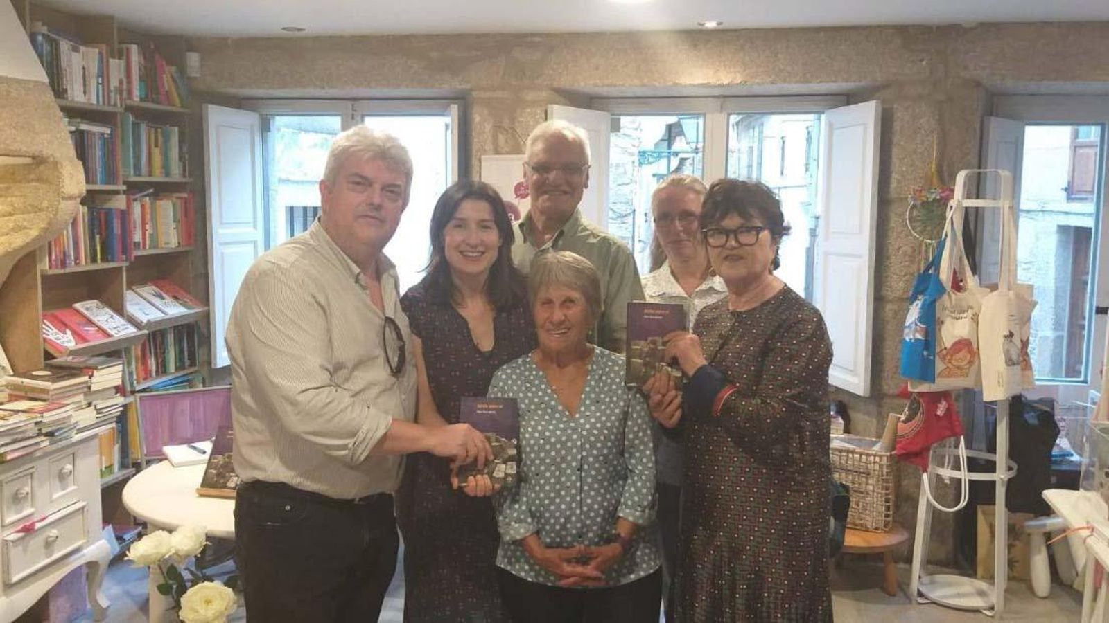 Presentación de "Aurelia quiere oír" en Santiago de Compostela. A María Rosa Iglesias la acompañan Víctor Freixanes, Núñez Seixas, Margarita Ledo y Belén Regueira