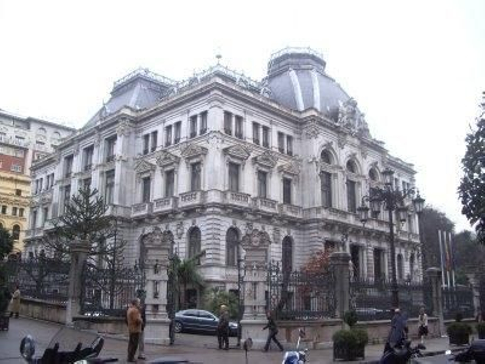 Palacio que acoge la Junta General del Principado.