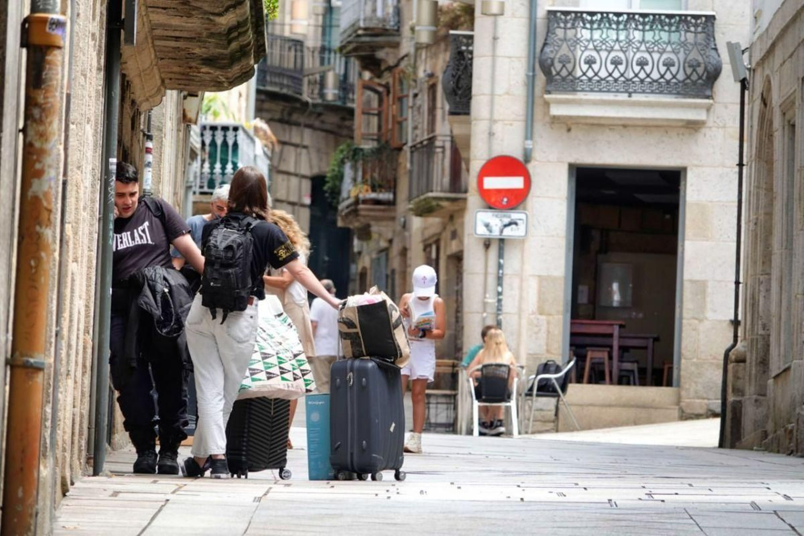 Un grupo de turistas, en el Casco Vello, durante el pasado verano, que registró récord de visitantes.