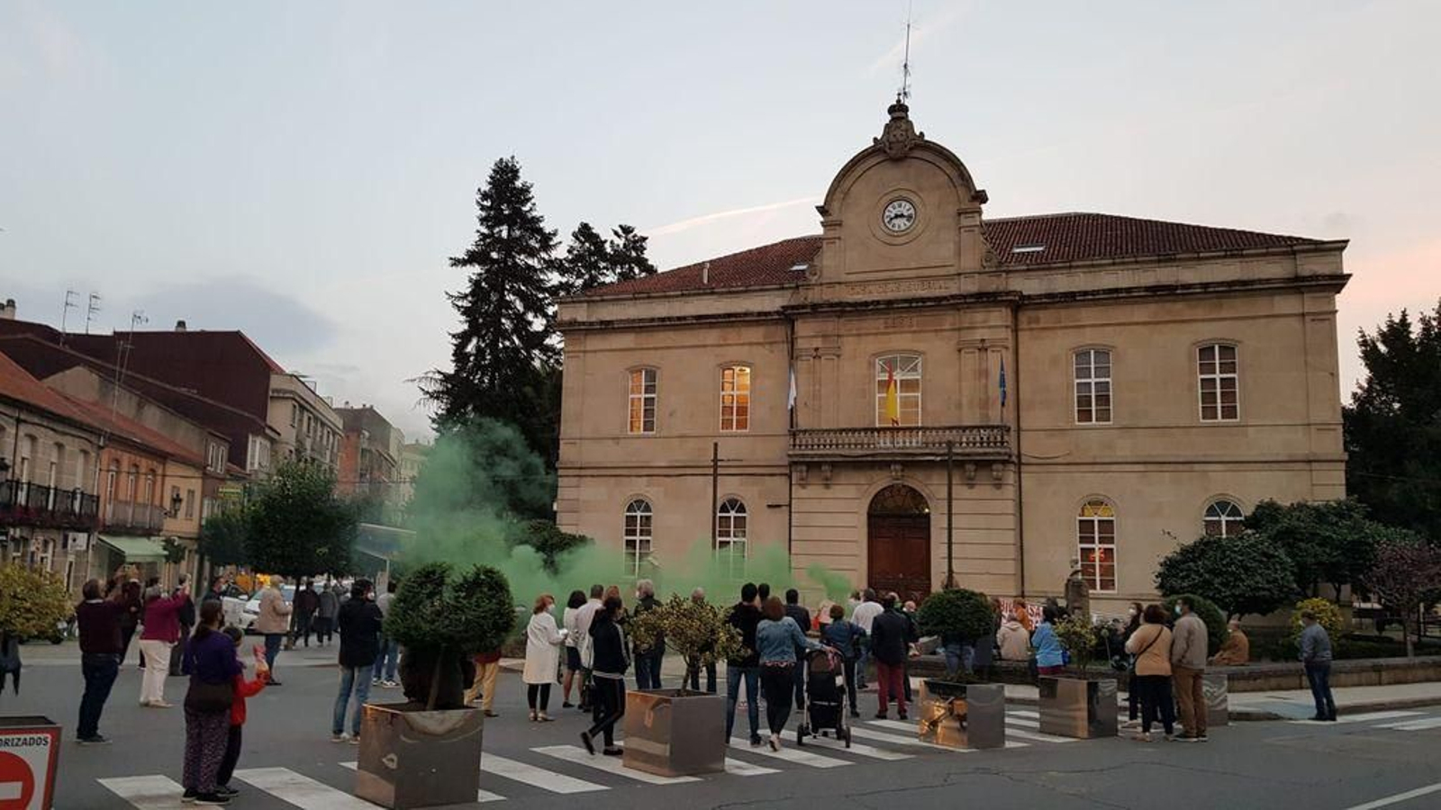 Cacerolada vecinal ante el Concello coincidiendo con un pleno. Hoy, desde los balcones