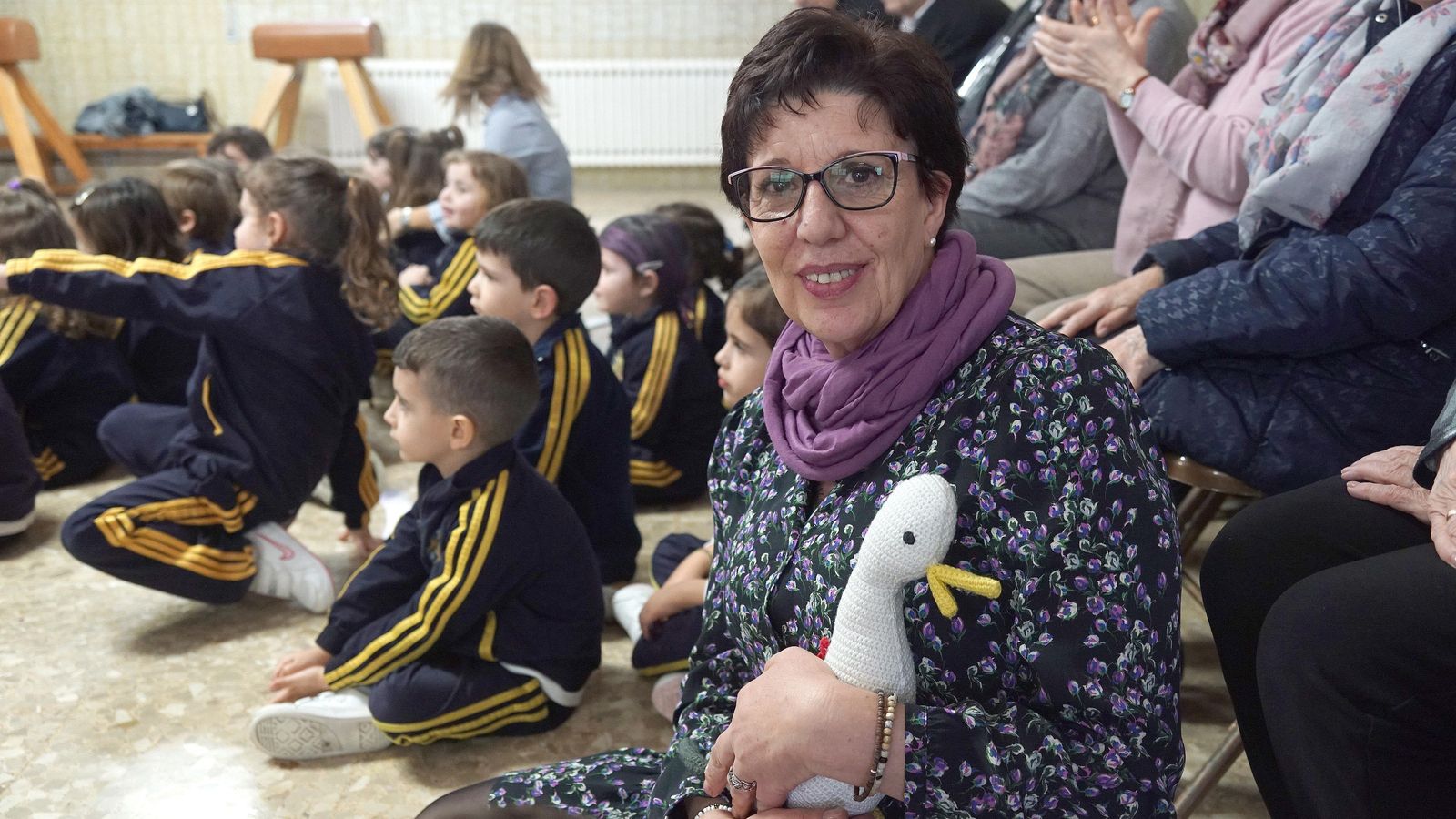 Margot Lagunilla en la actividad de Afaga con Carlota la Gaviota.