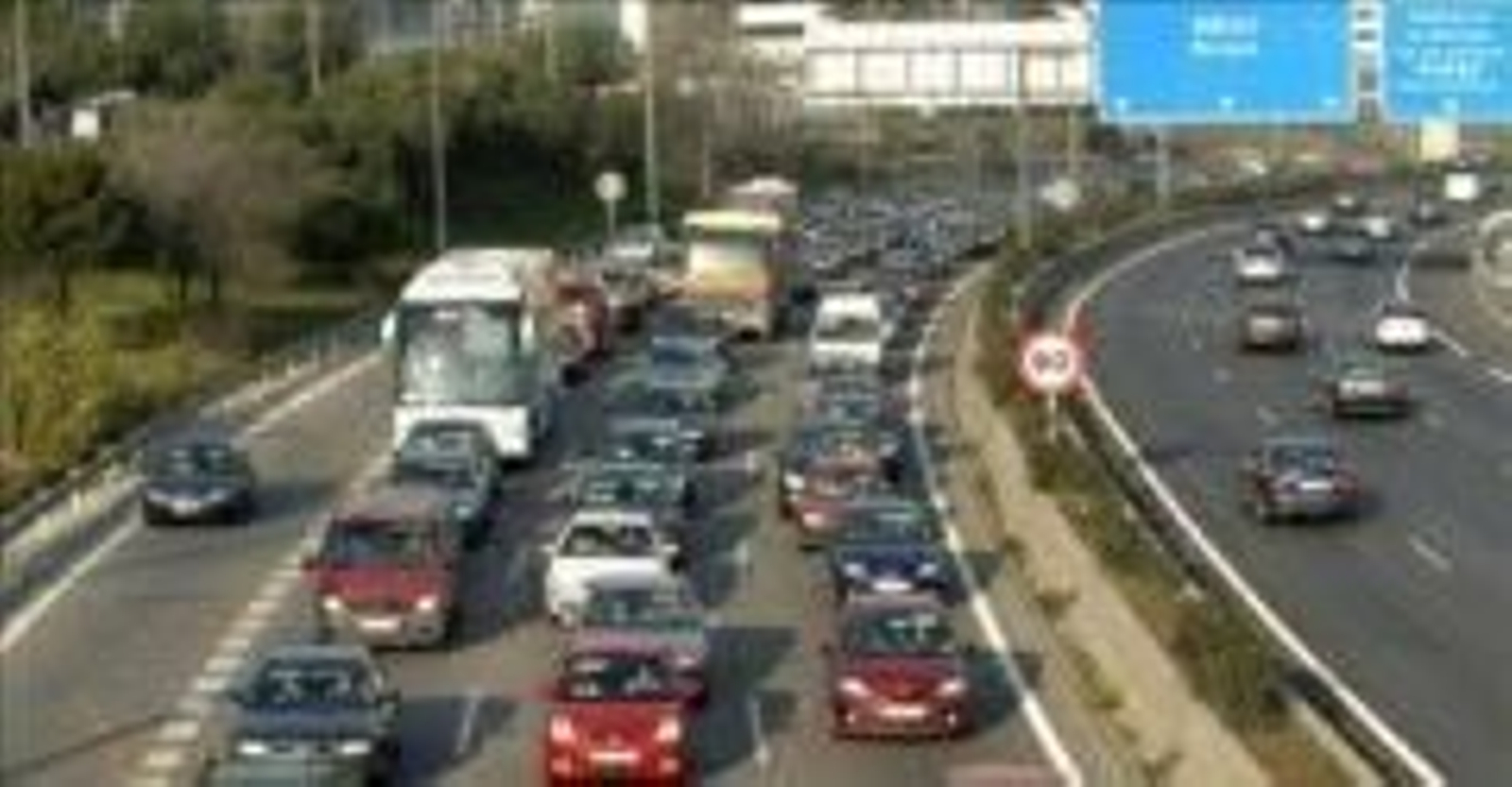 La DGT habilitará carriles reversibles y suspenderá obras en carreteras para agilizar el tráfico.