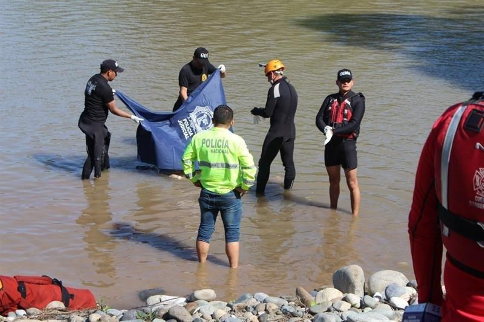 Rescatistas realizan el levantamiento del cuerpo del estudiante Manuel Tundidor Cabral
