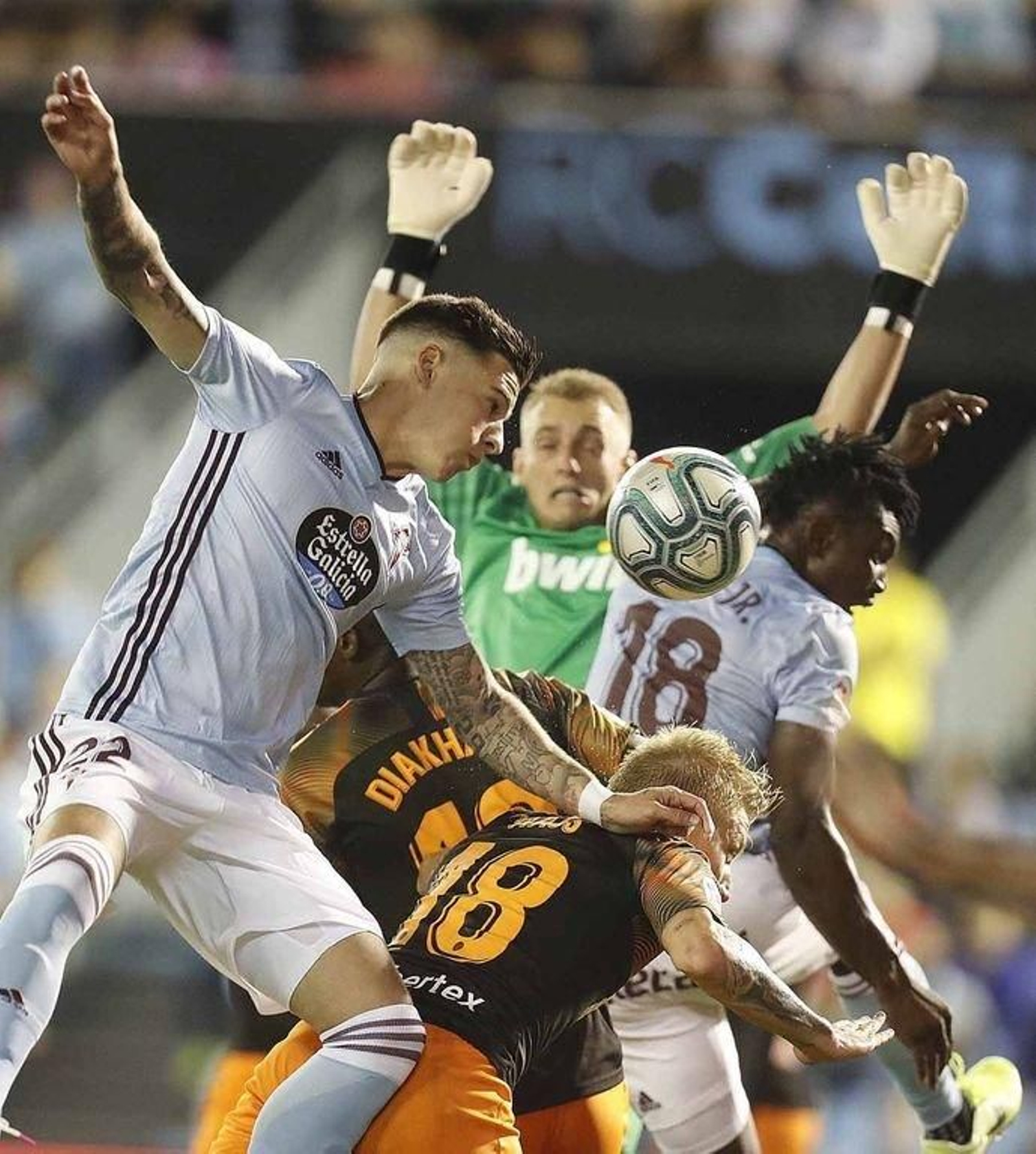 Santi Mina trata de rematar de cabeza en el primer palo un saque de esquina en la recta final del partido de anoche.